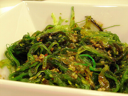 Používání řas je velmi běžné v asijské gastronomii, v Japonsku, v Číně, v Jižní Koreji, v Indonésii. Zvláště v japonské kuchyni jsou všudypřítomné, především v polévkách, salátech a v sushi. / ilustrační foto