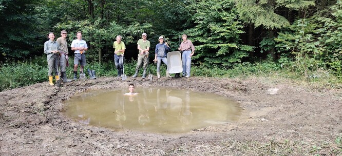 Budování tůní v okolí Police nad Metují. Budování tůní v okolí Police nad Metují.
