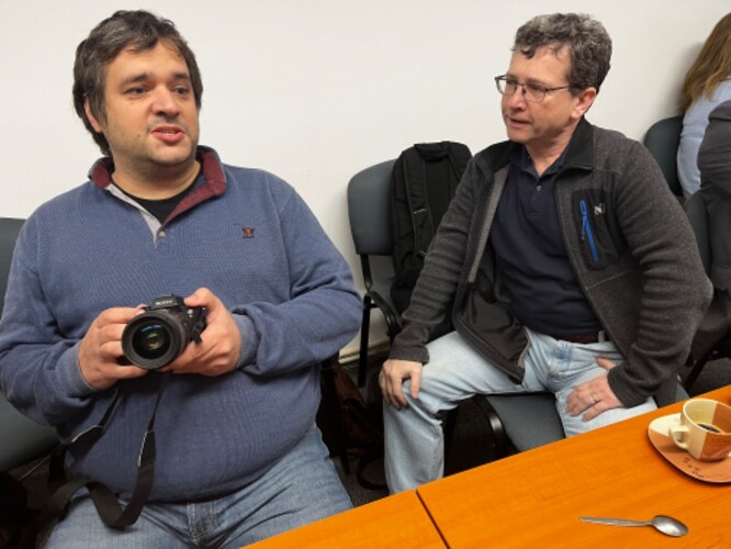 Trampové Přebral (vlevo) a Žralok na ustavujícím zasedání komise. Na její práci se později podílel i uživatel ilegálních tábořišť tramp Wolf. Kritici a odpůrci tábořišť nebyli do komise připuštěni.