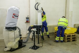 Pracovníci firmy IPODEC-ČISTÉ MĚSTO, a. s. ručně třídí svezený odpad, který pak nechají rozdrtit v drtiči a nakonec spolu s gastroodpadem vsypou do elektrického kompostéru.