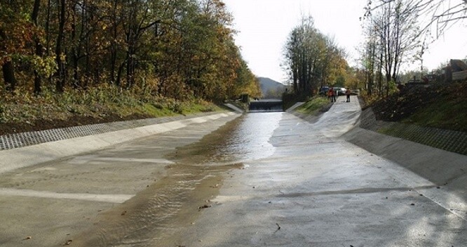 Žermanický přivaděč tvoří umělé koryto vybudované v 50. letech minulého století. Slouží ke gravitačnímu převodu vody z povodí řeky Morávky do povodí řeky Lučiny, která je přítokem do nádrže Žermanice.