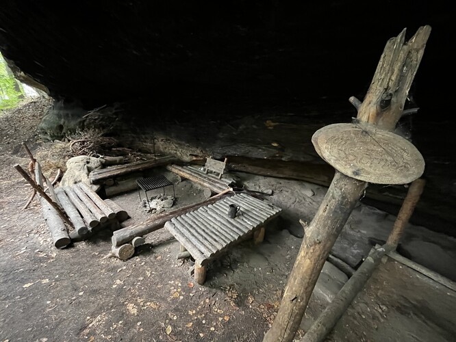 Ilegální tábořiště Galathea (GPS: 50.5985878, 14.4567889, vlastník pozemku: Česká republika, ve správě Lesů ČR). Pískovcový převis je pokryt tlustou vrstvou sazí. Ilegální terénní úpravy o mocnosti až jeden metr zničily potenciální paleoekologické a archeologické naleziště. Tábořiště je umístěno rizikově na hranici přírodní rezervace Vlhošť.