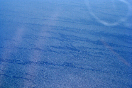 Proud v Atlantském oceánu podle studie mezinárodního týmu vědců uveřejněné v odborném časopisu Nature zpomalil o 15 procent. / Pruhy v horní části snímku jsou projevy Golfského proudu.