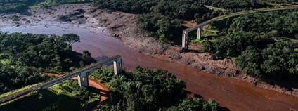 V brazilském státe Minais Gerais u městečka Brumadinho se 25. 1. 2019 protrhla odpadní nádrž dolu na železnou rudu a zaplavila okolí.