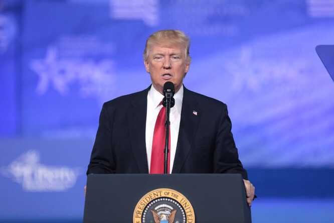 Trump prohlásil, že cílem pařížské dohody bylo "zabít americkou ekonomiku". Šéf Bílého domu řekl, že jeho vláda i bez "jednostranných mezinárodních smluv" učinila mnoho pro ochranu životního prostředí.