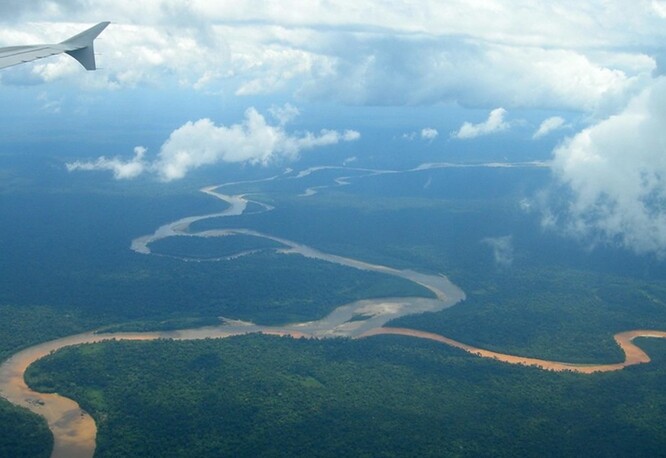 Kácení lesů a kalové tůně patří k těm nejviditelnějším škodám. Neviděné, ale trvalejší a nebezpečnější, je riziko spojené s kontaminací vodních zdrojů a ryb. A také převrácení režimu průhlednosti vody.