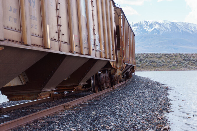 Železniční trať vedoucí přes Velké solné jezero Železniční trať vedoucí přes Velké solné jezero