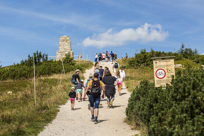 Turisté mířící k mohyle Hanče a Vrbaty na Zlatém návší.
