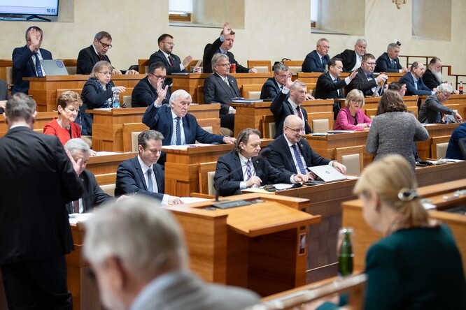 Senátoři při setkání s delegací s Kanady.