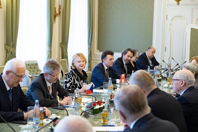 Senátoři při setkání s delegací s Kanady.