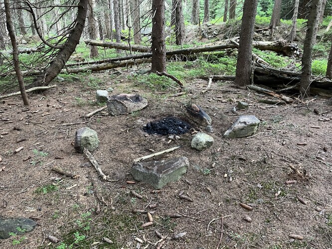 V těsné blízkosti Dolního Úpského vodopádu v Obřím dole, v klidovém území KRNAP, kam nemá veřejnost právo vstupu, zastihli strážci přírody  trojici nizozemských mladíků, kteří v uvedené lokalitě plánovali tábořit.