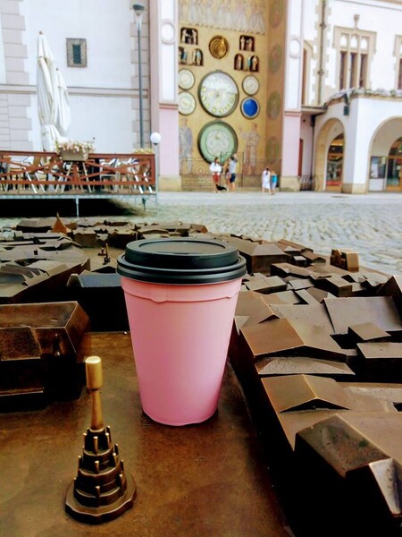 Kelímky (na obrázku) zatím nabízejí olomoucké kavárny Café La Fée, Kafé Kodó a Naše Café.