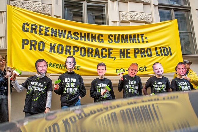 Ekologičtí aktivisté a aktivistky na protestu před konferencí Green Deal Summit.
