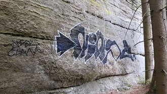 Poničená skála. Poničená skála.