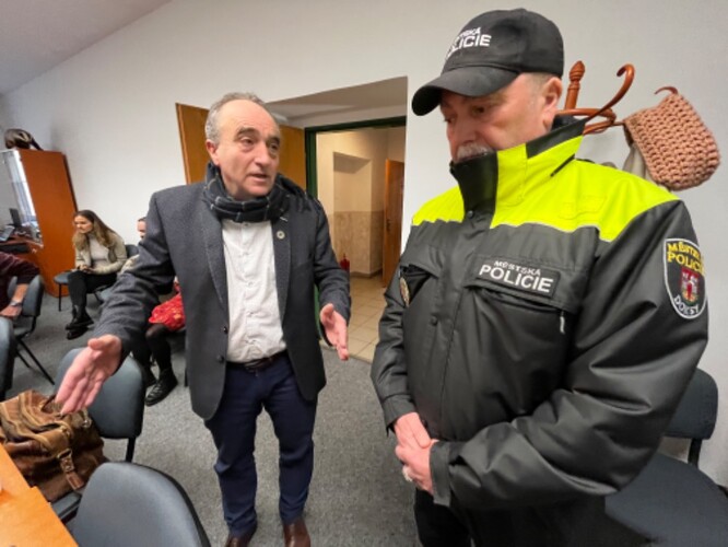 Ředitel AOPK František Pelc (vlevo) na novináře zavolal policii, aby o zákulisním jednání úředníků a uživatelů ilegálních tábořiště veřejnost nemohla být informována.