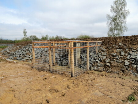 Instalace klamače, zařízení, které má znemožnit bobrům ucpávat výpust.