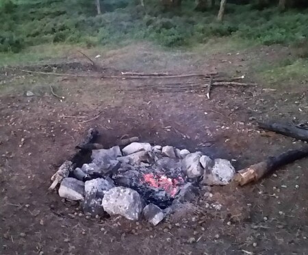 Hasiči minulou sobotu vyjížděli k požáru u Pilského rybníka v Chráněné krajinné oblasti (CHKO) Brdy. Někdo tam zanechal ohniště, z nějž se plameny rozšířily do okolí. / Ilustrační foto