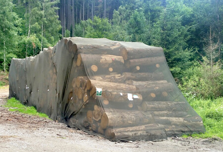 Ochranná opatření proti kůrovcům – insekticidní síť.