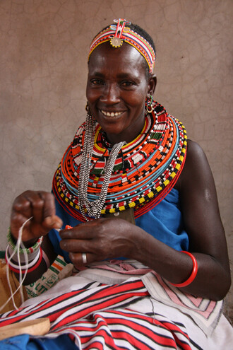 Jedním z přivýdělků místních žen je totiž výroba náhrdelníků, náramků a další ozdob, a to nejen pro místní krasavce a krasavice, ale taky na export.