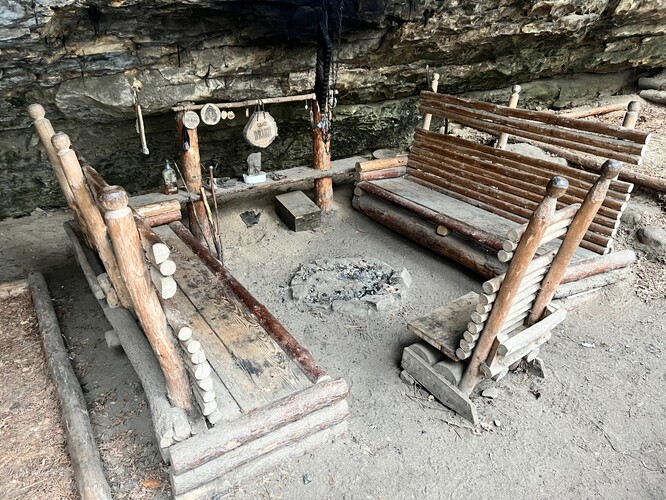 Ilegální tábořiště Brloh (GPS: 50.5702700, 14.4767539, vlastník pozemku: Česká republika, ve správě Lesů ČR). Pískovcový převis je pokryt tlustou vrstvou sazí z ohňů. Vzhledem k umístění v zalesněné rokli vysoké riziko vzniku požáru.