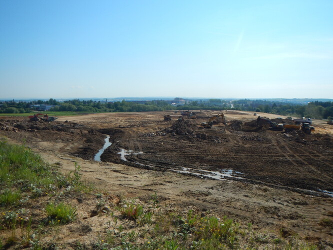 Plocha pro výstavbu velkého obchodního areálu, kde se Jihlava bude snažit o úpravu projektové dokumentace. Vzadu ve spodní části plochy je vidět i pozemek, na kterém investor vybuduje rybníček s plochou cca 7000 m2,  do kterého budou svedeny dešťové vody ze střech. Město by rádo docílilo toho, aby došlo i k úpravě projektové dokumentace ve směru větších funkčních ploch zeleně v prostoru parkoviště, případně k vytvoření zelených střech.