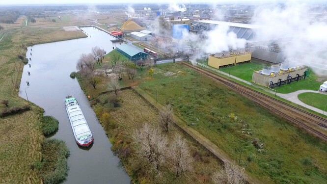 Za nesmyslný a škodlivý Vermouzek označil plán kanálu Dunaj-Odra-Labe. Vláda v říjnu schválila přípravy první části koridoru. Uvedl, že projekt s velkými dopady na přírodu kritizují ekologové, ekonomové i obce a jediný, kdo o něj stojí, je úzká hrstka zainteresovaných.