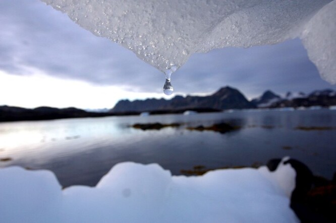 Ilustrační snímek tajícího ledovce u polárního kruhu v grónském Kulusuku.