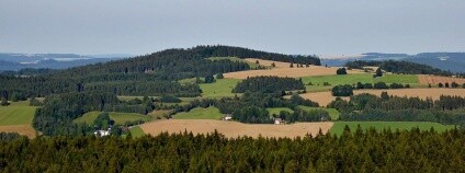Vrch Bohdalec v panorama z vrchu Metodka. Foto: Josef Kreuz (PEPan) Wikimedia Commons