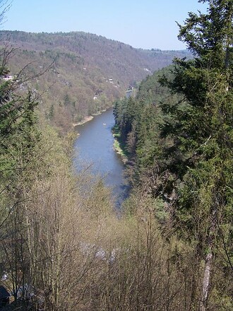 Údolí Sázavy mezi Lukami pod Medníkem a osadou Hostěradice-Rakousy, kde se plánovaná dálnice dostává do konfliktu s ochranou přírody.