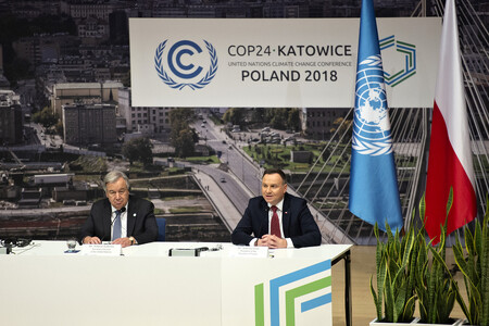 "Dokud budu v Polsku prezidentem, nedovolím, aby kdokoliv zavraždil polský důlní průmysl," prohlásil prezident Duda (vpravo) v projevu k horníkům, ve kterém označil odvětví za strategický základní pilíř polské ekonomiky. (Na snímku vlevo je Antonio Guterres, generální tajemník OSN).