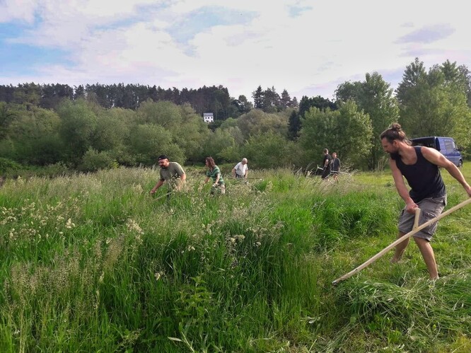 Sousedské kosení luk v Řevnicích, které zorganizovala jedna ze sousedek.