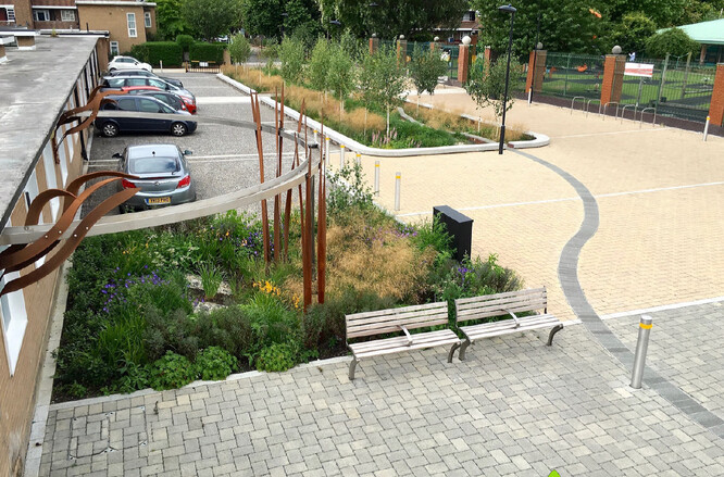 Komunitní park s dešťovými zahradami a šroubovicí pro převádění srážkové vody