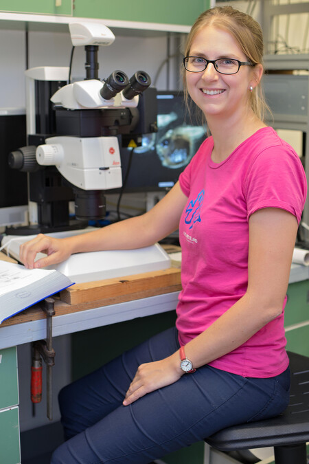 Zuzana Musilová v laboratoři na výzkumné lodi v Sargasovém moři