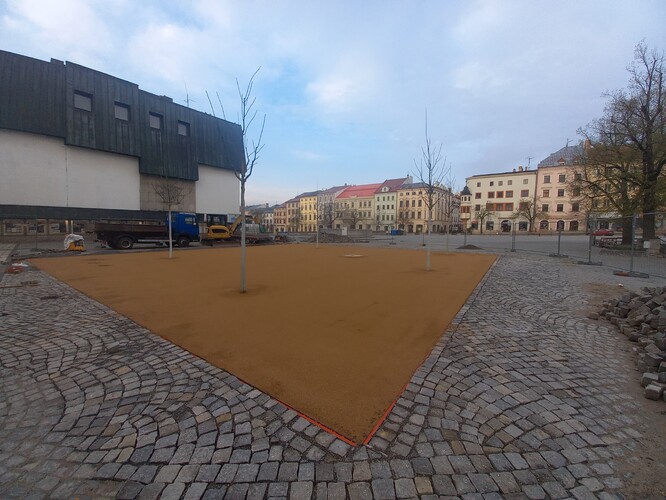 Již téměř dokončený mlatový povrch celého ostrůvku.