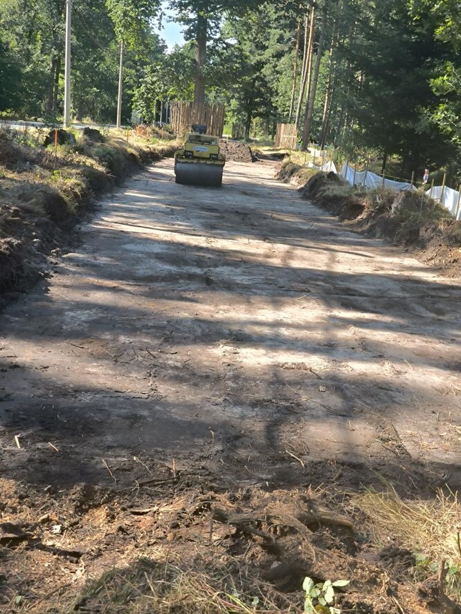 Fotodokumentace z 25. 8. 2025 – práce na cyklostezce v sousedství zasypaného mokřadu.