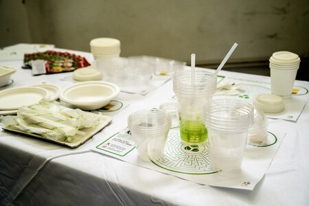 Zoo Praha apeluje na návštěvníky, aby důkladně třídili a správně používali označené odpadkové koše, neboť bez toho není řádné kompostování možné.