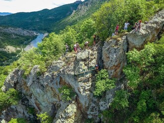 V Praze odchovaní supi mrchožraví nyní stráví přibližně tři týdny na umělém hnízdě u Madžarova ve Východních Rodopech. Na snímku je vidět i roura, kterou je místní ochránci budou krmit. Pohled z dronu.