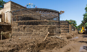 Skrz zoo se prohnala až deset metrů vysoká vlna vody, bahna a sutin. Na snímku jedna z klecí, které kolegové vyklízeli. V některých případech jim záchranáři museli vstup dovnitř vyřezat.
