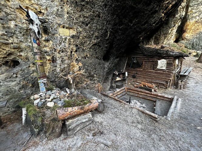 Ilegální tábořiště Keyway (GPS: 50.59457, 14.44532, vlastník pozemku: Biskupství litoměřické). Ohniště zahloubené více než metr zničilo paleoekologicky zajímavá souvrství. Na černo zbudovaný srub a toaleta porušují stavební zákon, tábořiště celkově poškozuje přírodní památku Stříbrný vrch.