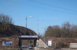 Prořezání náletových dřevin podél trati odhalilo elektrické vedení.