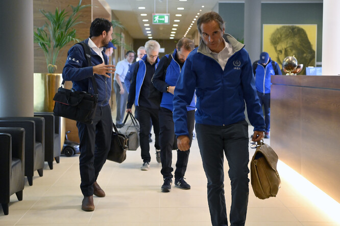 Generální ředitel Mezinárodní agentury pro atomovou energii Mariano Grossi na cestě na Ukrajinu při misi na Záporožskou jadernou elektrárnu. Snímek je z 12. června 2023