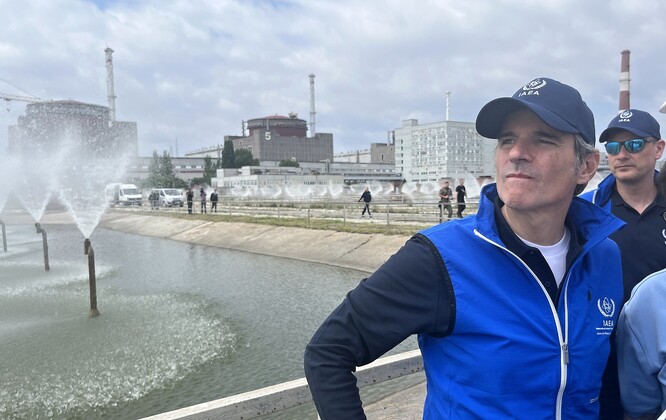 Generální ředitel MAAE Mariano Grossi u bazénu chladícího okruhu Záporožské jaderné elektrárny. Snímek je z 15. června 2023