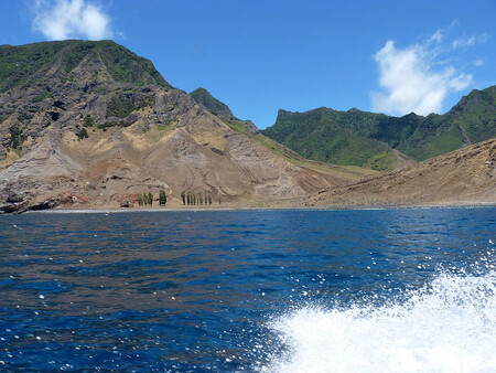 V jižním Tichém oceánu má chilské souostroví Juana Fernándeze, proslavené ostrovem Robinsona Crusoea, světově unikátní ekosystém.