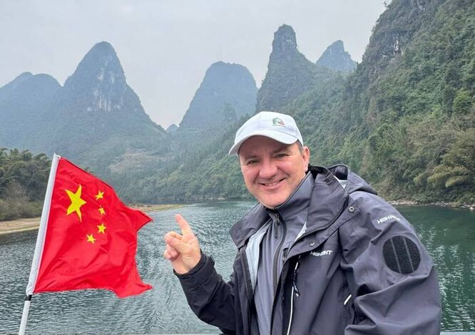 íří Mánek se poslední roky věnuje především navazování kontaktů v Číně. Pracoval pro tamní média, založil cestovní kancelář a firmu pro „kulturní výměnu“ mezi oběma zeměmi. Delegaci z čínských národních parků už přivezl i na Šumavu.