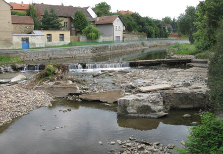 Zničený jez v Lochovicích po povodni v květnu 2018, která krátce přemístila i betonové bloky a panely, a odhalila konstrukci původního dřevěného jezu, jenž byl do té doby zanesený sedimentem.