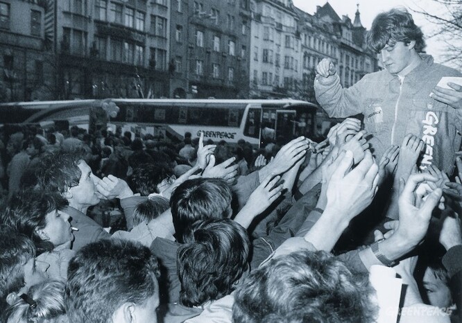 Jen několik dní po listopadových událostech přijel na Václavské náměstí v Praze duhový autobus Greenpeace Rakousko. Bylo to poprvé, co Greenpeace oficiálně působilo za Železnou oponou. Zájem lidí byl obrovský - na nálepky Greenpeace se stály fronty a petici proti elektrárně Temelín podepsalo 80 tisíc lidí. Autobus poté jezdil po republice a mapoval místa s toxickým znečištěním a starou ekologickou zátěží.