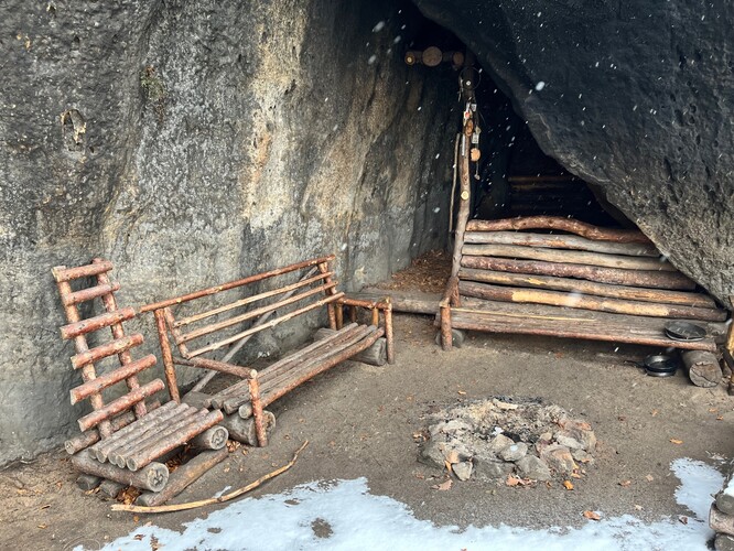 Ilegální tábořiště Jezevec (GPS: 50.5986289, 14.451868, vlastník pozemku: Biskupství litoměřické). Vandalské umístění v přírodní rezervaci Vlhošť (a navíc i v hnízdní oblasti kriticky ohroženého sokola stěhovavého) vyvrací časté tvrzení „trampové přírodě rozumí a chrání ji“.