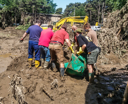 Odnášení mrtvého medvěda vyproštěného z bahna…
