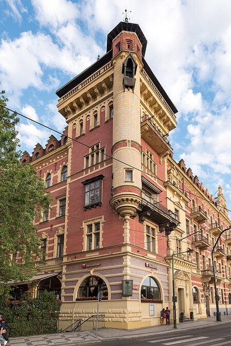 Praha 1 plánuje vydláždit trojúhelníkové zatravněné prostranství u Karlových lázní, kde javor a další strom rostou.