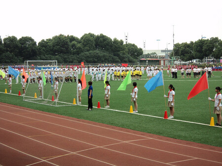 Pekingský školský úřad také oznámil, že pozastavil stavby všech školních sportovišť. Rodiče to ale neuspokojilo a uspořádali tento týden protest proti nedodržování bezpečnostních norem